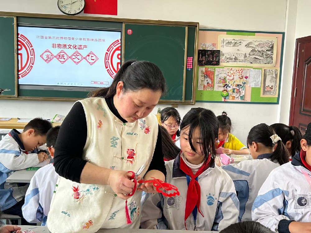 贵溪市优秀教师郭 燕