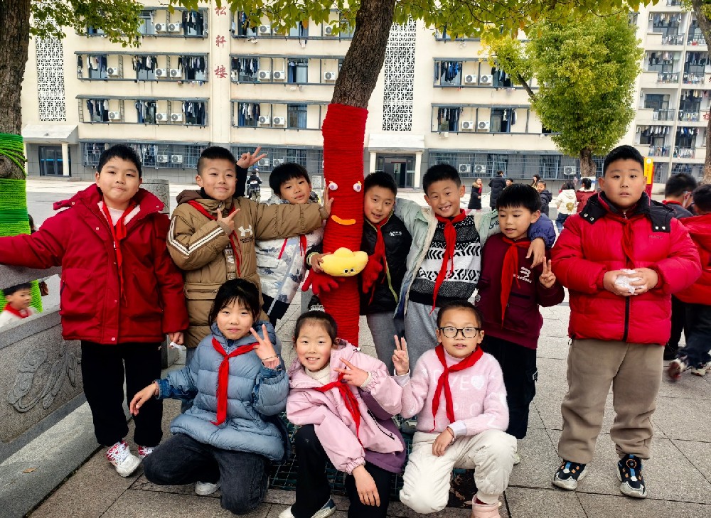 萌树穿新衣，童趣迎新年 ——小学部活动点亮学生创造力